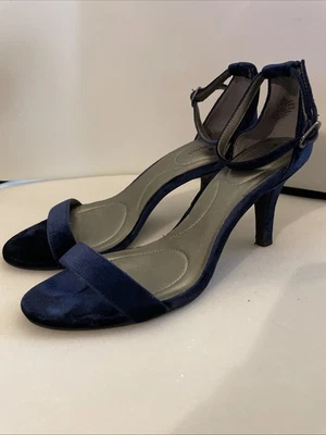 Zapatos de tacón Bandolino azul terciopelo aplastado tacón de aguja para mujer 7,5 M correa para el tobillo Foto 1 de 4