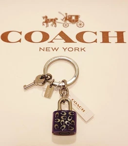 NUEVO LLAVERO COACH CON CERRADURA MORADA Y LLAVE CON FIRMA C’s – F63985 - Imagen 1 de 8