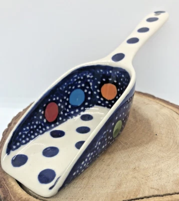 Cucharada de croquetas de cerámica polaca para comida dura con patrón de lunares coloridos Foto 1 de 4