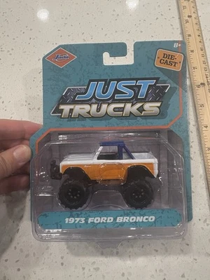 Camión Ford Bronco 1973 Jada 2025 Just Trucks blanco/naranja 1/64 nuevo en equipamiento Foto 1 de 4
