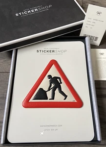 ANYA HINDMARCH GRAN TAMAÑO "HOMBRES EN EL TRABAJO" SEÑAL DE TRÁFICO PEGATINA DE CUERO NUEVO EN CAJA - Imagen 1 de 11