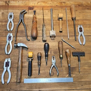 Antichi attrezzi artigianali in pelle calzolaio martello punzoni coltelli SKIVING vintage LOTTO US - Foto 1 di 4