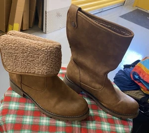 Botines OLIVIA MILLER “Cozy Me Up” OMP-2414 de piel sintética plegables con talla 9 coñac - Imagen 1 de 11