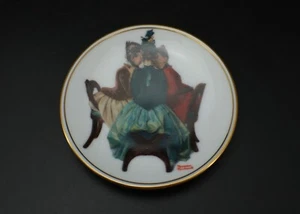 Placa de coleccionista Norman Rockwell GOSSIPS porcelana miniatura 1983 vintage - Imagen 1 de 8