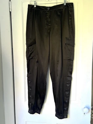 Pantalones cargo Chico’s negros Casablanca satinado sedoso tiro alto talla 1,5 Foto 1 de 4