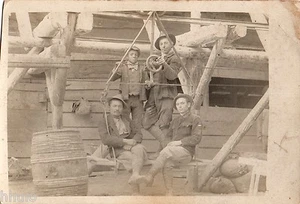 BL611 Fotokarte Vintage Card RPPC Gruppe Mann Arbeiterhut - Bild 1 von 1