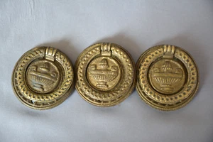 V FINE LOT 3 ANTIQUE CAST BRASS ROUND DECO DRESSER DESK DRAWER RING PULLS (V85) - Picture 1 of 12