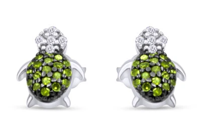 Pendientes redondos de tortuga de diamantes naturales verdes y blancos enchapados en oro blanco de 14 quilates de 1/6 quilate Foto 1 de 4