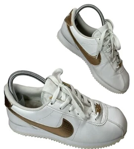Nike Cortez Entrenadores Básicos Zapatos Blanco y Dorado BV0014-100, Mujeres Niños Unisex Reino Unido 5 - Imagen 1 de 10