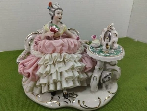Statuine porcellana Dresda Lady In Lace Settee Vanity Dog rosa avorio Germania - Foto 1 di 16