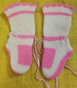 NOS gestrickte BABY Puppe Strümpfe STIEFEL rosa WEISS SEIDENBAND Socken ORN Vintage - Bild 1 von 4