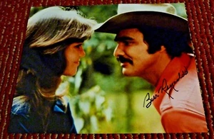 Foto autógrafa firmada por Burt Reynolds Smokey & the Bandit 8x10 certificada por Beckett3 - Imagen 1 de 3
