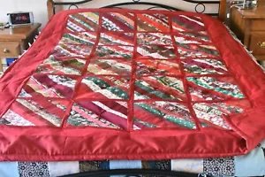 Puntura e trapunta a tema Natale rosso e verde su rosso, 60"" x 80"", fatta a mano, B02 - Foto 1 di 5