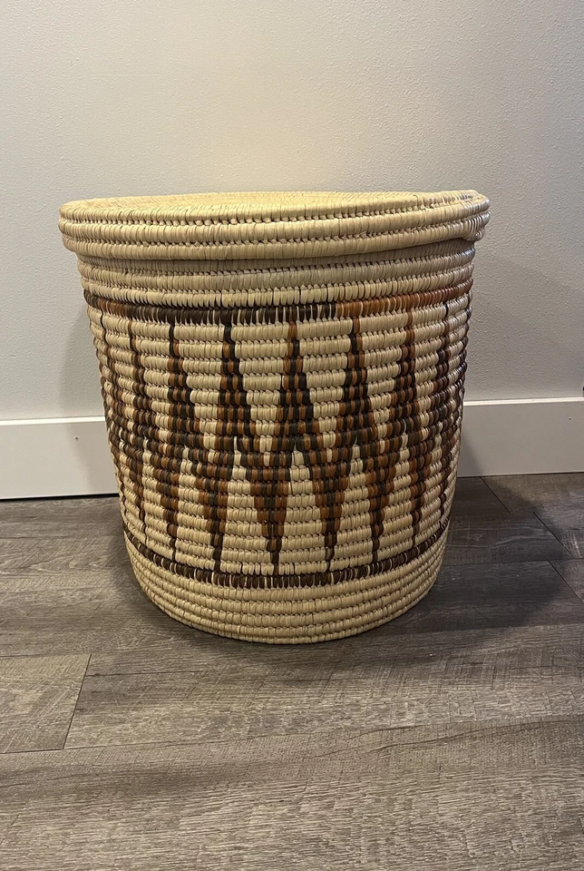 Cesta/otomana tejida a mano de ratán/hierba cesta de almacenamiento con tapa extra grande Foto 1 de 4