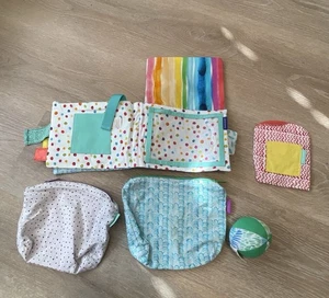 Libro sensorial Lovevery Soft Crinkle de The Charmer H65 - Imagen 1 de 5