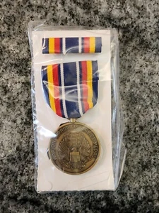 EE. UU. Juego de medallas y cintas de la Guerra Global contra el Terrorismo de las Fuerzas en plástico original - Imagen 1 de 1
