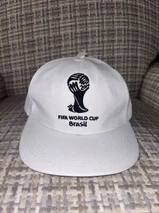 Brasilien 2014 FIFA LOGO Weltmeisterschaft OFFIZIELLE Futbol Fußball Mütze FITTED WHITE Cap - Bild 1 von 6