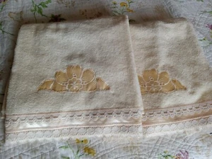 Vintage Ivory Beige Dundee Embellished Applique Bath Washcloth Towel Set 4  - Picture 1 of 7