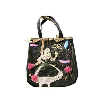 ¡NUEVO CON ETIQUETAS! BOLSO DE MANO DISNEY ALICIA EN EL PAÍS DE LAS MARAVILLAS 17" X 17" APLIQUES DE PUNTADA VERDE/DORADA Foto 1 de 4