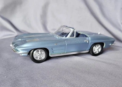 1963 CORVETTE CONVERSÍVEL MODELO PROMOCIONAL PRATA AZUL ESCALA 1:25 - Imagem 1 de 4