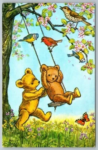 Eine Schaukel für Teddy Molly Brett Bären Vogel Schmetterlinge anthropomorphe Postkarte H8 - Bild 1 von 2