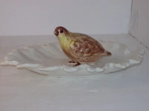 ITALIAN CERAMIC WHITE GLAZED LEAF WITH QUAIL CHICK FIGURINE IN CENTER. - Picture 1 of 5