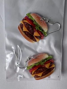 ORECCHINI CHEESEBURGER divertenti novità orecchini acrilici bavaglio regalo NUOVO cibo 14P - Foto 1 di 3