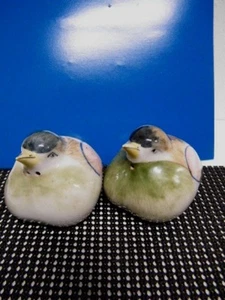 COLLECTIBLE VINTAGE PORCELAIN BIRD SALT AND PEPPER SHAKERS BLUE, BROWNS - Picture 1 of 4
