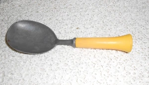 Ancienne pelle à glaçons 8,5" jaune vif poignée Bake-lite aluminium - Photo 1/4