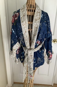 Soma Blumen Seide Kimono Morgenmantel mit Krawatte Gr. M asiatisch orientalisch blau & rot bestickt - Bild 1 von 11