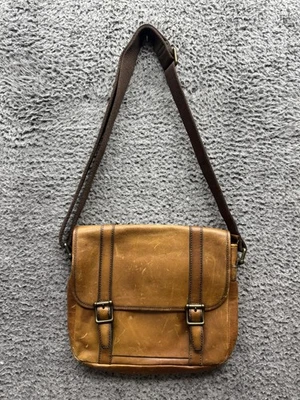 Bandolera bandolera de cuero con solapa y doble hebilla marrón Fossil para hombre Foto 1 de 4