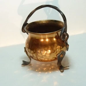 Miniature Copper dollhouse kitchen tripod fire pot kettle hammered Iron handle - Picture 1 of 6
