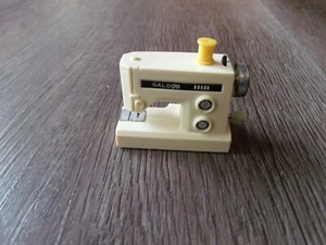 VINTAGE PLASTIC TOY WIND UP SEWING MACHINE JAPAN 1 1/4 INCH TALL - Picture 1 of 3