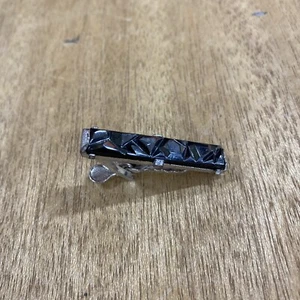 Vintage 1970's Sarah Coventry Faceted Hematite Silver Tone Tie Clip - Picture 1 of 5