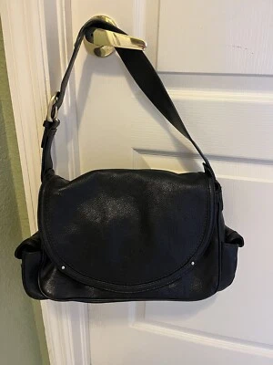 "Bolso de mano Ann Taylor monedero con solapa y bolsillos cuero granulado negro 14"" X 9""" Foto 1 de 4