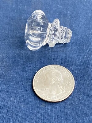 Antiguo tirador de cajón festoneado redondo de vidrio transparente de 1" con tornillo de vidrio  Foto 1 de 4