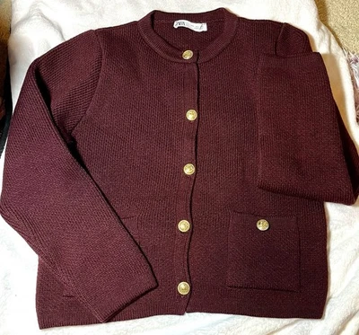 Cárdigan suéter Zara para mujer color borgoña dorado con botones talla grande usado en excelente estado Foto 1 de 4