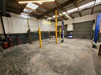 Workshop To Rent  in Northfield, office with staff room, 2 ramps  ample Parking. - Image 1 of 4