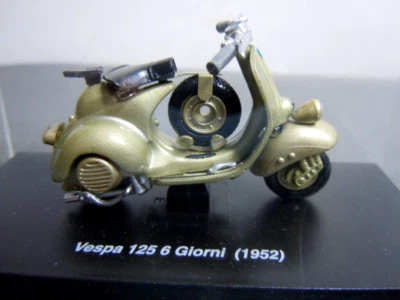 Vespa 125-6 Giorni 1952 Green Diecast 1/32 Scale Scooter Motorcycle w/case - Image 1 of 3
