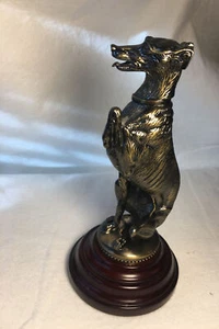 FIGURA DE PERRO DE BRONCE DE COLECCIÓN ESCULTURA BASE DE MADERA FONDO DE TERCIOPELO - Imagen 1 de 12