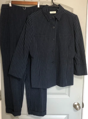 Conjunto de chaqueta y pantalón a rayas azul marino Amanda Smith talla 14 nuevo sin etiquetas. Foto 1 de 4