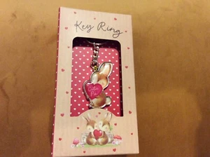 Brandneu in Originalverpackung Neu Cutie Pie Hase Kaninchen & Herz Metall & Emaille Schlüsselring - Geschenkbox - Bild 1 von 4