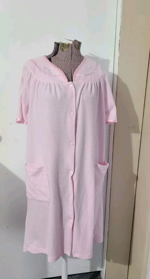 Bata Rosa Adonna Botón a Presión Waffle Textura Bordada Flores Talla Mediana  Foto 1 de 4