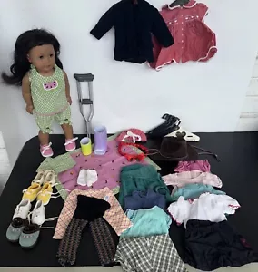 American Girl Puppe Lot schwarzes Haar blau Augen durchbohrte Ohren Kleidung Schuhe + Extras - Bild 1 von 22