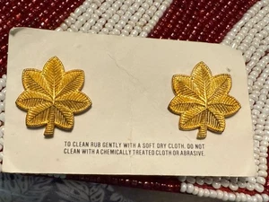 PIN MAYOR ROBLE DORADO CEPILLADO EJÉRCITO EE. UU. DE COLECCIÓN SEGUNDA GUERRA MUNDIAL (2) NUEVO EN TARJETA ORIGINAL - Imagen 1 de 2