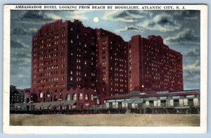 Postal Ambassador Hotel 1922 mirando desde la playa por Moonlight Atlantic City NJ - Imagen 1 de 2