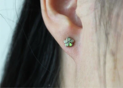 Pequeños pendientes de plumeria hawaianos de plata de ley 925 con incrustaciones blancas de ópalo creados en laboratorio Foto 1 de 4