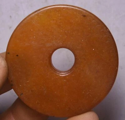 Colgante amuleto moneda Yu Bi tallado jade amarillo antiguo cultura Hongshan de China de 5 cm Foto 1 de 4