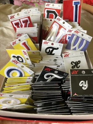 200 JOY Letras Bordadas Números Colores Mezclados Estilos Planchado Sobre Apliques Nuevo de Lote Antiguo Foto 1 de 4