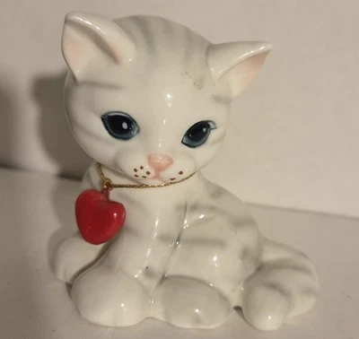 Vingtage Russ Белая/Серая Фигурка Табби Котенка с Красным Сердцем и Большими Глазами - Изображение 1 из 4